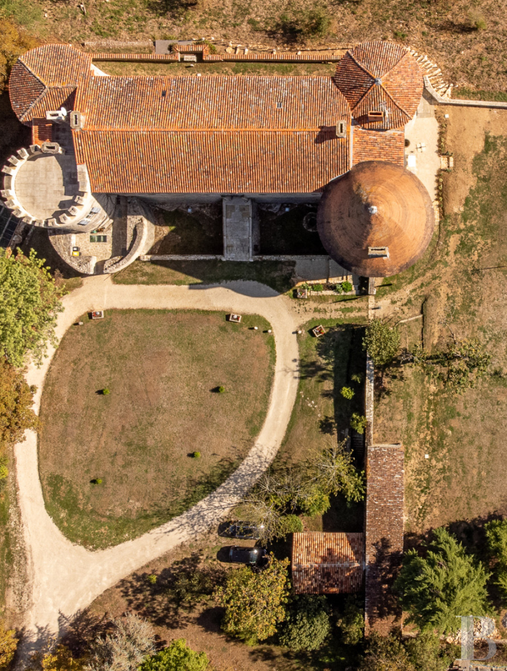 A 15th-century castle overlooking rolling farmland between Poitiers and Angoulême, in the Vienne region. - photo  n°6
